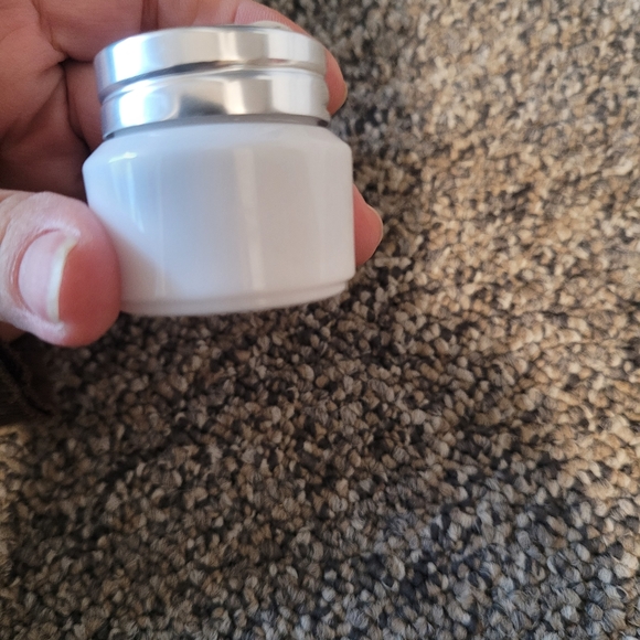 L’OCCITANE light cream 0.28 oz - Picture 3 of 4